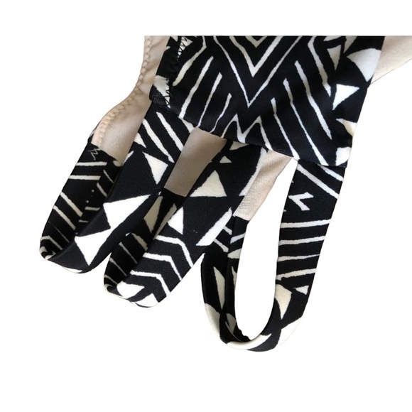 🍁 BUNDLE ONLY - 5/$15 Black and White Aztec Bikini Bottom, Women’s Medium, NWOT - Picture 3 of 3